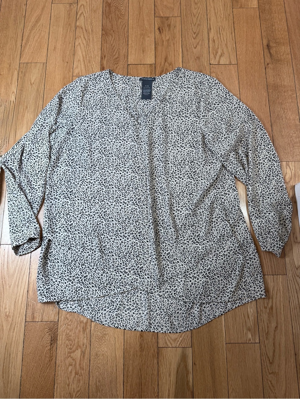 Chelsea & Theodore Leopard Printed V-Neck Long Sleeve XL